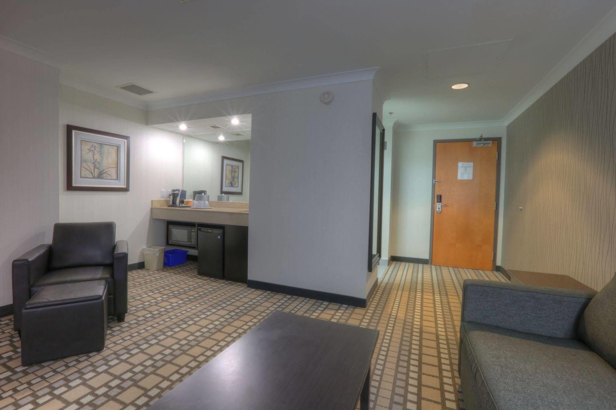 Clarion Hotel & Suites Виннипег Экстерьер фото